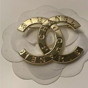 chanel cc brooch logo includes Chanel box
